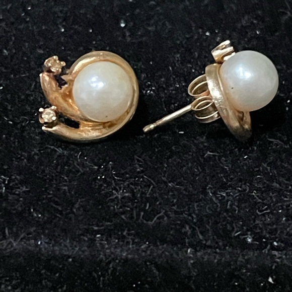 14K Yellow Gold Vintage Pearl & Diamonds Post Earrings with a swirl design - Picture 3 of 8